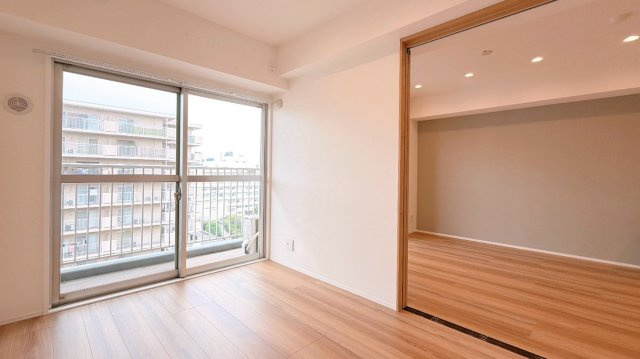 東大島ファミールハイツ1号棟の洋室|【洋室】快適に過ごす条件は、一人ひとり違います。だからこそ飾り過ぎないシンプルな内装と偏り過ぎないデザインで統一しております。居住していく中でオーナー様だけの【マイホーム】に創り上げて下さい