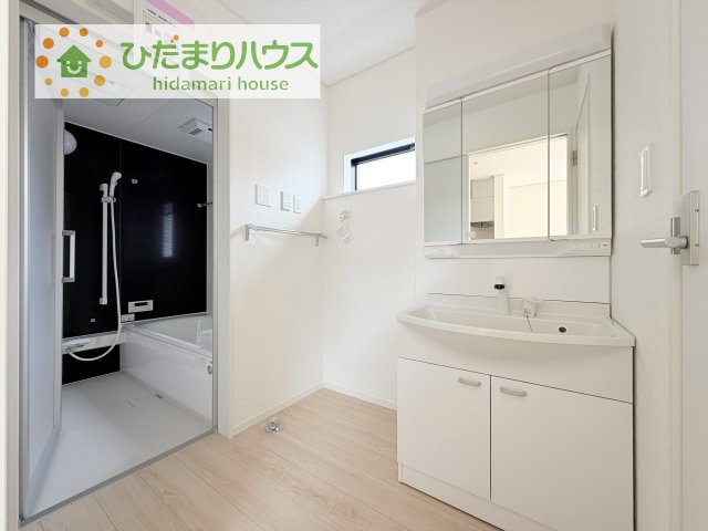 【独立洗面台】 | 阿見町若栗第7　新築戸建　2号棟 | 三面鏡の大きな鏡は憧れます(^^♪
鏡の後ろは収納となっていて、細かいものでも収納できるのでスッキリと整理できます！