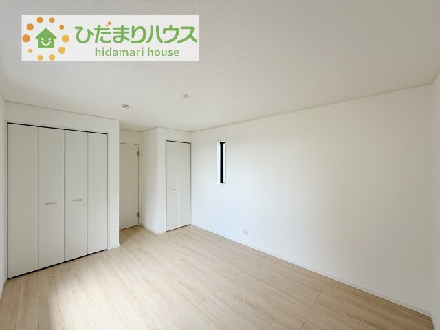 【寝室】 | 阿見町若栗第7　新築戸建　2号棟 | 大きなベッドを置いても余裕の広さの主寝室♪