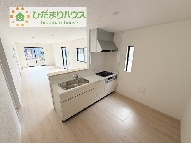 【キッチン】 | 阿見町若栗第7　新築戸建　2号棟 | 3口コンロと収納豊富なキッチンで、ママの毎日のお料理もはかどります☆