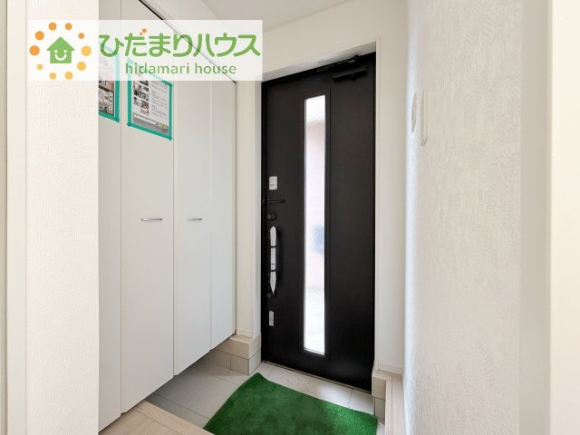 【玄関】 | 阿見町若栗第7　新築戸建　2号棟 | 毎日「行ってきます」「ただいま」をいう玄関は明るく光が差し込みます♪