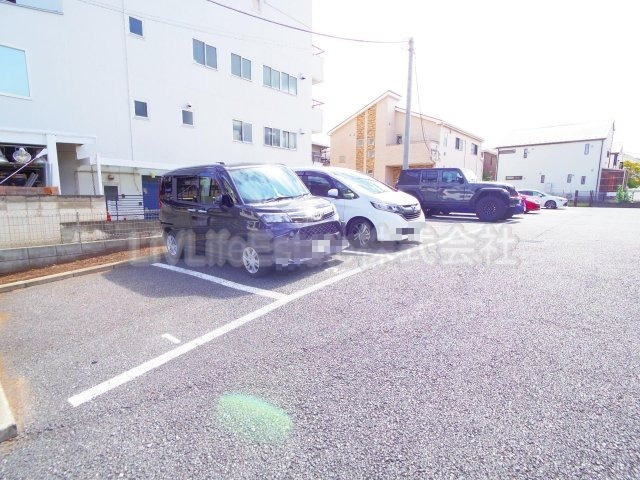 マストライフ小平仲町の駐車場