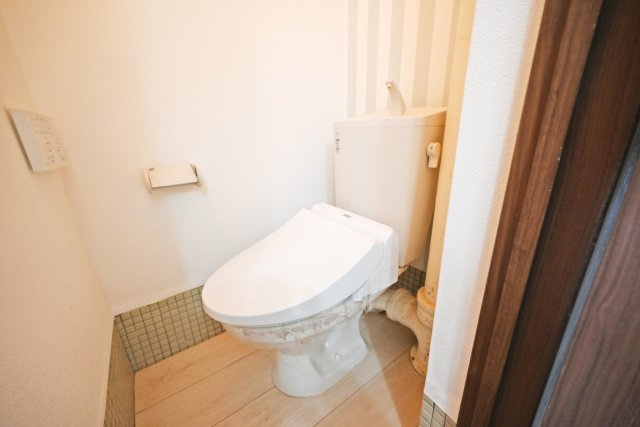 塚本東コーポA棟のトイレ|一年を通して快適に利用できるウォシュレット付トイレです。