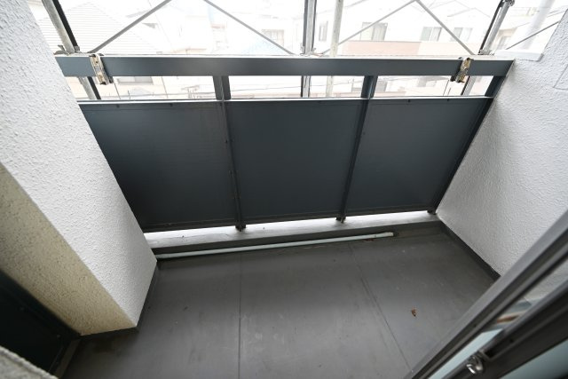 塚本東コーポA棟のバルコニー|南側に面したバルコニーは洗濯物を干すだけでなく、気分転換にのんびりできる空間です。
