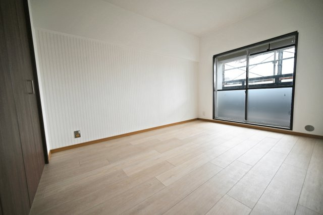 塚本東コーポA棟の洋室|洋室
バルコニーに面した明るいお部屋です。