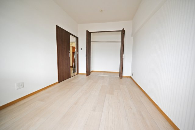 塚本東コーポA棟の洋室|洋室
クローゼット完備、お部屋の中をスッキリと片付け出来ます。