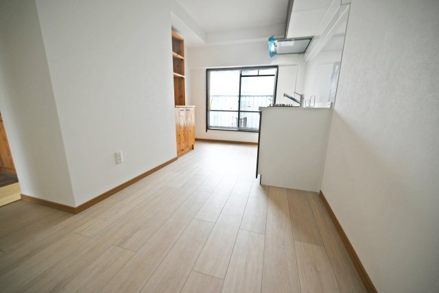 塚本東コーポA棟のダイニング|キッチン横のダイニングスペースになります。ダイニングテーブルを配置すれば、完成したお料理を効率よく配膳できるのがいいですね。