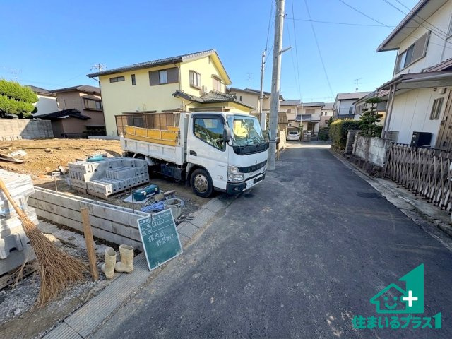 ●3(土)4(日)現地説明会！　奈良市平松　第01期　新築一戸建ての前面道路含む現地写真|周辺は閑静な住宅街です。前面道路もしっかりと有りますので車の出し入れも安心ですよ！
