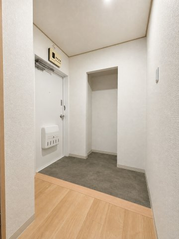 きだパレスの玄関|売主様現在居住中。家具等加工で消しています。