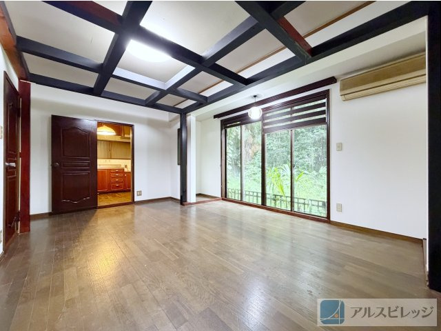 中古／入間郡三芳町大字北永井の居間・リビング|日差しがうれしいリビング、大窓からの見晴らしも良好