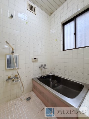 中古／入間郡三芳町大字北永井の浴室|窓があるため、カビ防止に換気も出来ます