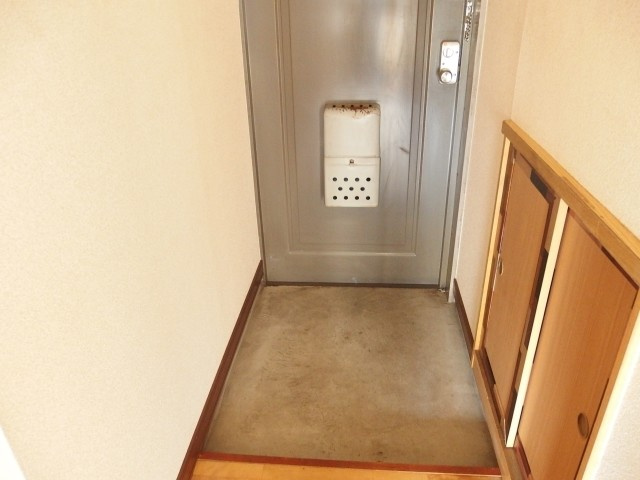 栄サンハイツの玄関