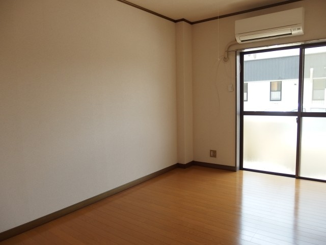 栄サンハイツの洋室