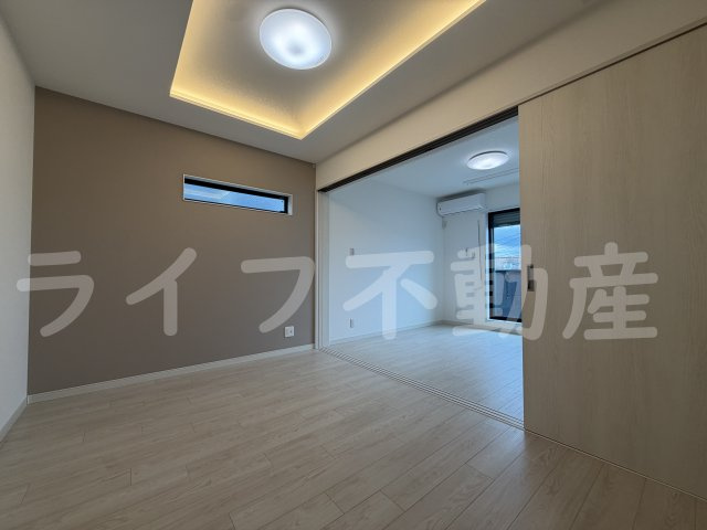 セレニティ小若江B棟の居間・リビング|こちらの居間で趣味の時間をお楽しみください