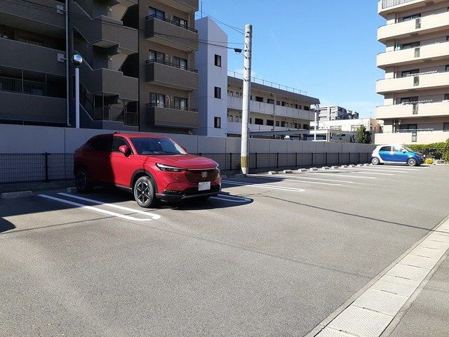 フローラ春日野の駐車場