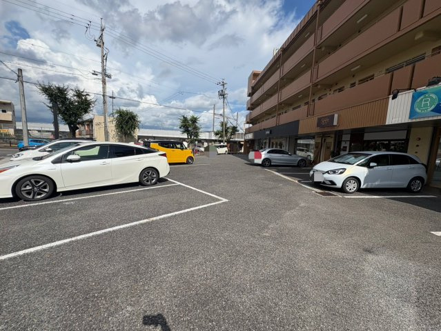 三宅ビルの駐車場