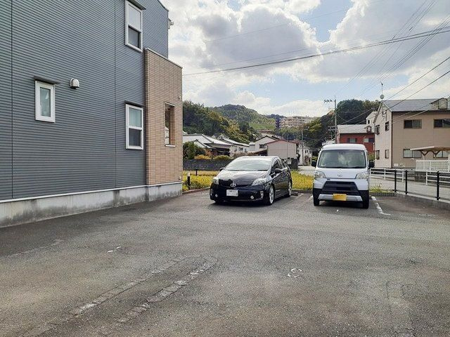 シャンブルブランＡの駐車場