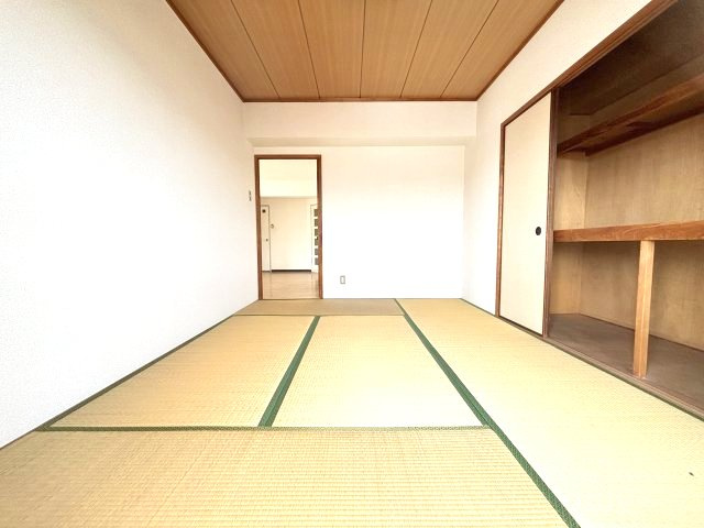 新栄プロパティー軽里の和室