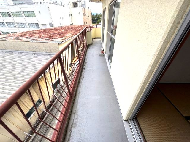 新栄プロパティー軽里のバルコニー