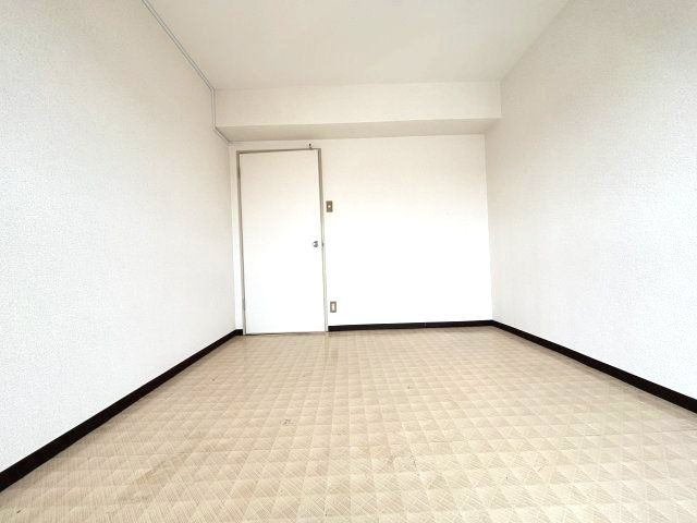 新栄プロパティー軽里の洋室