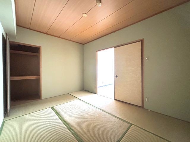 新栄プロパティー軽里の和室