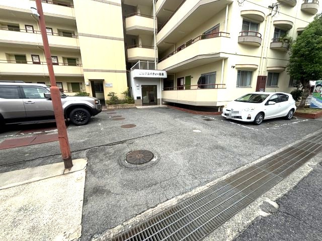 新栄プロパティー軽里の駐車場