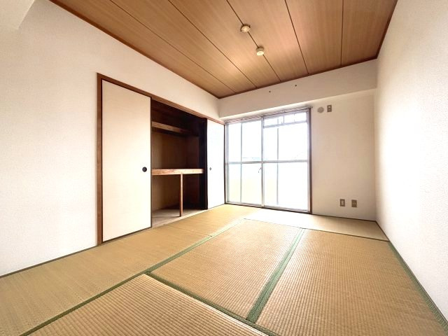 新栄プロパティー軽里の和室