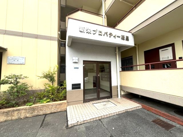新栄プロパティー軽里のエントランス