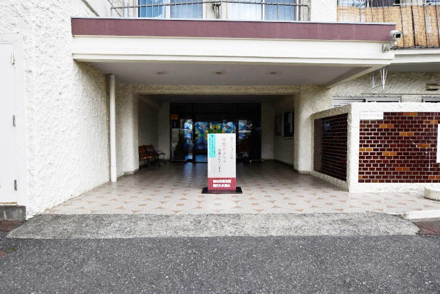 【エントランス】 | カーサ常盤台 | お客様を、そして住人を出迎えてくれるマンションのエントランス。ゴミが落ちていないことからも、管理状態の良さや住民の節度の高さが見て取れます。～即日のご見学可能～　お問合せはお気軽にどうぞ。
