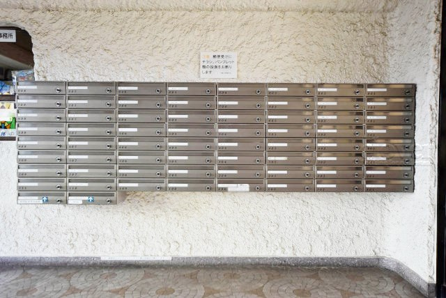 【設備】 | カーサ常盤台 | 郵便物を受け入れる住民共用のポスト。「集合ポスト」とも呼びます。ここもまた、マンションの「顔」のひとつです。～即日のご見学可能～　お問合せはお気軽にどうぞ。
