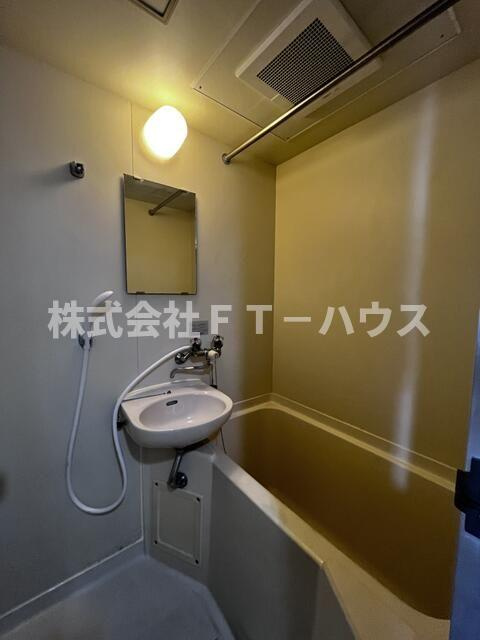 ジュネパレス市川第１９の浴室