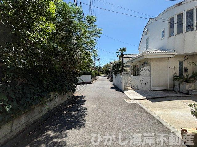 茅ヶ崎市菱沼海岸　新築戸建　全３棟の前面道路含む現地写真|9月14日撮影　解体前　現地外観