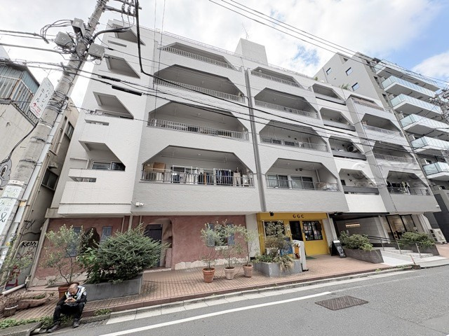 【外観】 | 代々木いずみマンション | 青空によく映える建物です。手入れの行き届いた外壁やマンション正面エントランスなど、綺麗な姿をぜひ一度、現地にてご覧ください。～即日のご見学可能～　お問合せはお気軽にどうぞ。
