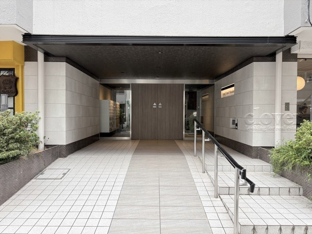 【エントランス】 | 代々木いずみマンション | オートロックを備えた、マンションのエントランス。やはりセキュリティの観点は欠かすことができません。皆様を“安全”に送り出し、出迎えてくれます。～即日のご見学可能～　お問合せはお気軽にどうぞ。
