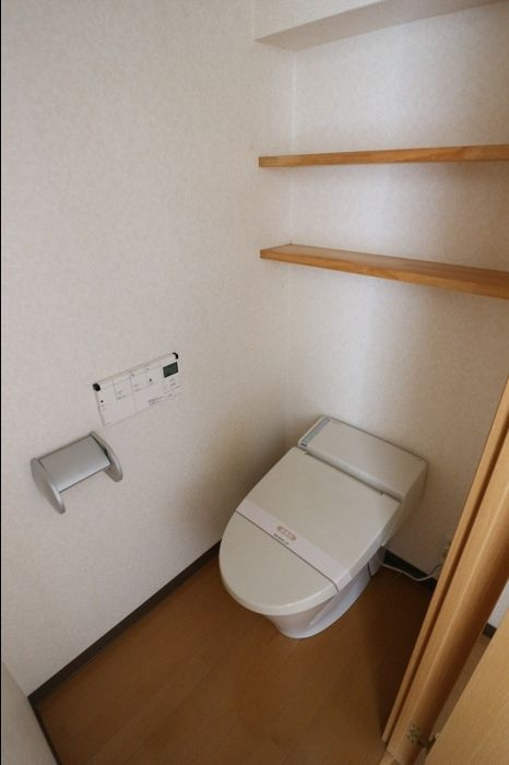高野山第一ビルのトイレ|落ち着いた色調のトイレです
