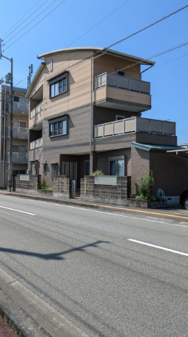 「広々バルコニーの鉄骨造3階建て」高知市万々　中古一戸建て