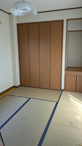 「広々バルコニーの鉄骨造3階建て」高知市万々　中古一戸建ての和室|和室はスッキリとシンプルで、飽きのこない建具が魅力♪