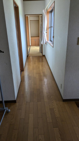 「広々バルコニーの鉄骨造3階建て」高知市万々　中古一戸建てのその他|廊下にも窓から光が入り、明るい雰囲気です♪