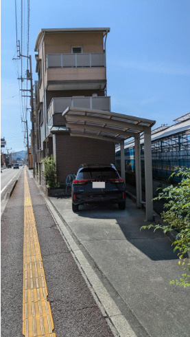 「広々バルコニーの鉄骨造3階建て」高知市万々　中古一戸建ての駐車場|駐車スペースのカーポートは、雨の日の強い味方ですね◎