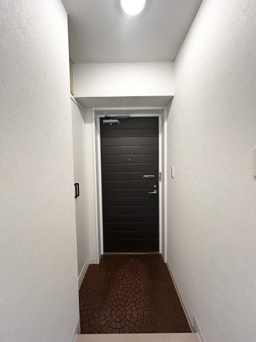 【玄関】 白い壁に黒の玄関ドアが映える、すっきりとした玄関。