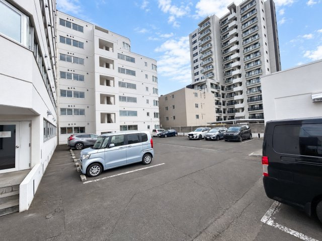 【駐車場】 敷地内に設けられた駐車スペース。
