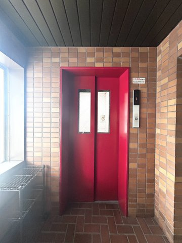 【エレベーター】 鮮やかな赤が印象的なエレベーター。