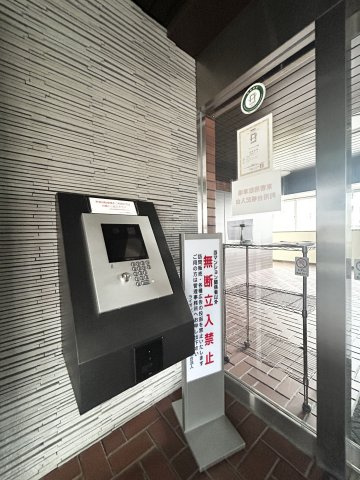 【オートロック】 エントランスにはオートロックを備え、来訪者を確認してから迎えられる安心感。