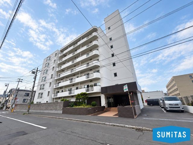 【外観】地下鉄東西線「西線6条」駅徒歩2分の立地で、通勤や買い物など毎日の移動も軽やかに。