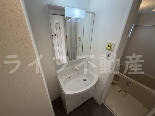 セレニティ小若江B棟の独立洗面台|独立洗面台、小物を置くことができて便利です