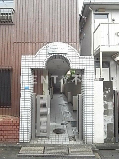【エントランス】 | シャトー・ド・シャトン | 落ち着いたエントランスです