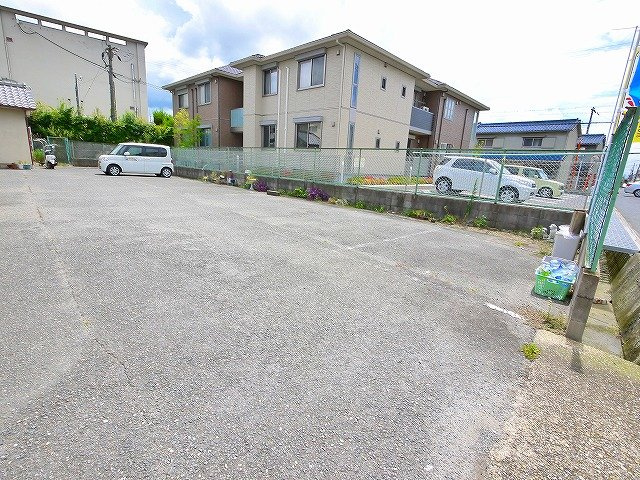 小林裕昌貸家の駐車場