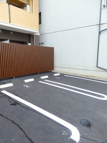 Ｍ＆Ｒの駐車場|車をお持ちの方に嬉しい駐車場付きの物件です