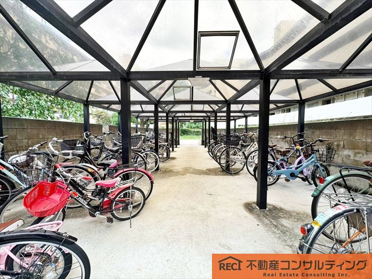夙川ビューハイツA棟の駐車場