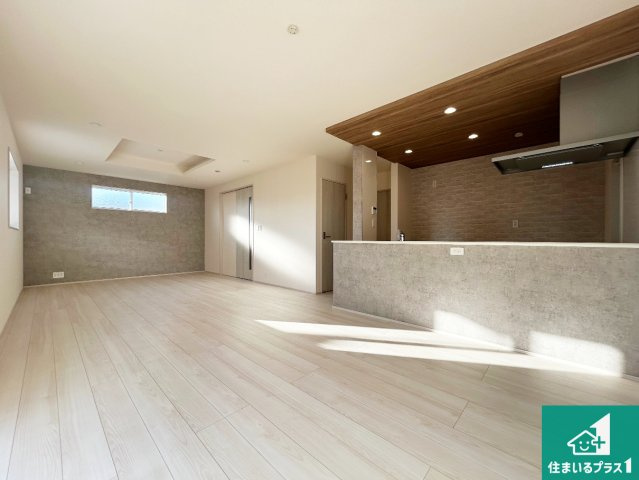 泉佐野市日根野　新築一戸建ての前面道路含む現地写真|現在建築中！落ち着いた街並みで新生活を始めることが出来そう！周辺の物件も併せてご紹介させて頂きます！